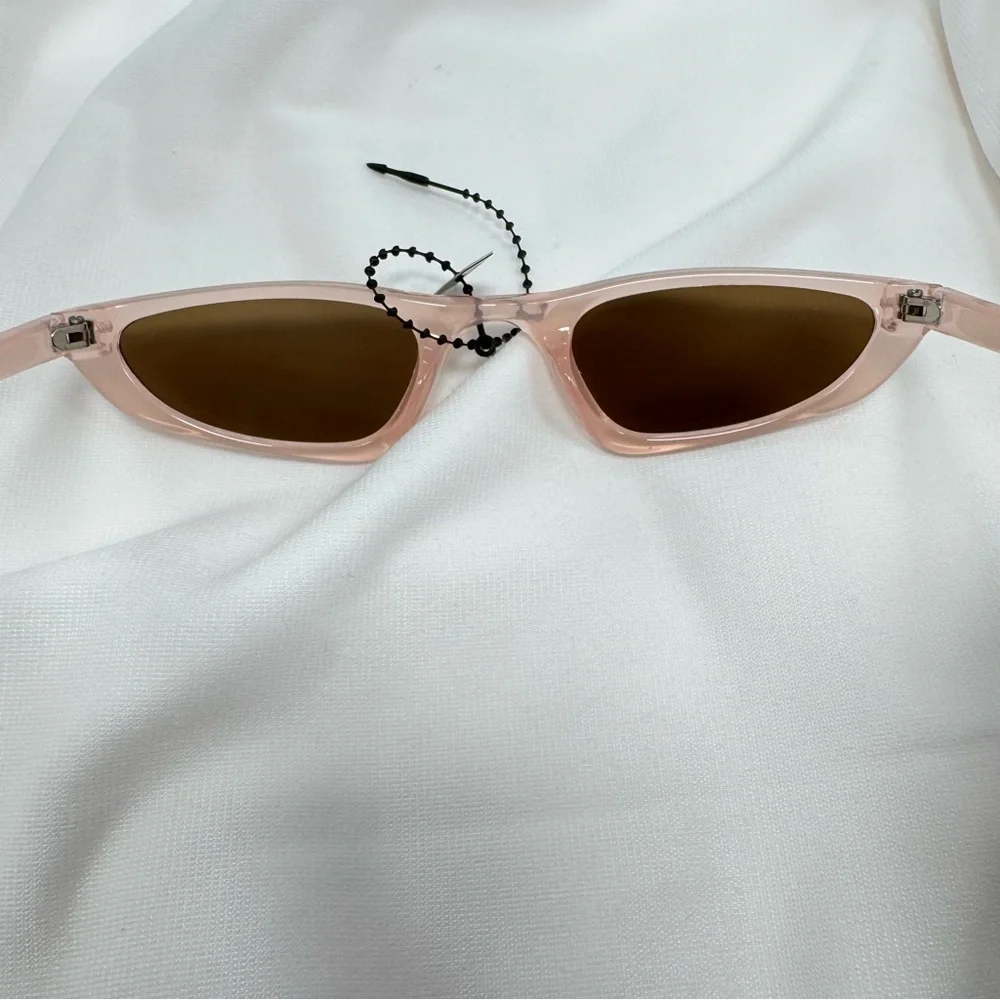 Retro Pink Horn Rimmed Sunglasses Semi Sheer Pink Frames Mod 50’s Cat Eye